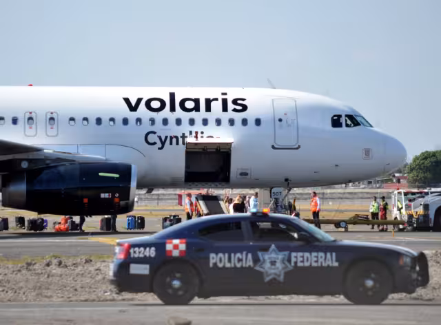 Profeco coloca sellos de suspensión a Volaris y Viva Aerobús por cobrar equipaje de mano