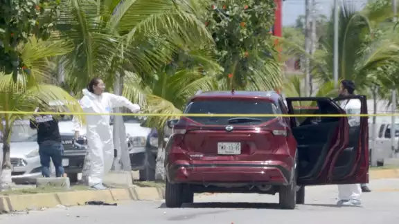 La unidad Nissan Kicks paró su marcha cuando el conductor resultó herido; mientras los atacantes, que iban en motocicletas, huyeron del lugar a toda velocidad La unidad Nissan Kicks paró su marcha cuando el conductor resultó herido; mientras los atacantes, que iban en motocicletas, huyeron del lugar a toda velocidad