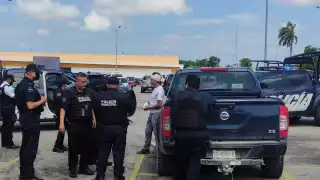 Los policías solicitaron a los encargados de la plaza los videos para identificar a los presuntos ladrones