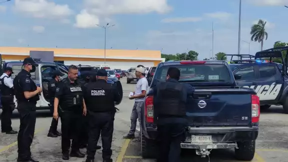 Los policías solicitaron a los encargados de la plaza los videos para identificar a los presuntos ladrones Los policías solicitaron a los encargados de la plaza los videos para identificar a los presuntos ladrones