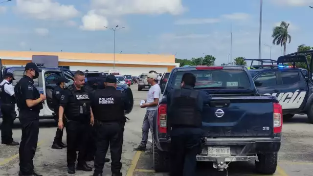 Los policías solicitaron a los encargados de la plaza los videos para identificar a los presuntos ladrones