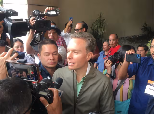 Velasco cumplió con el requisito de renunciar a su cargo para buscar la candidatura