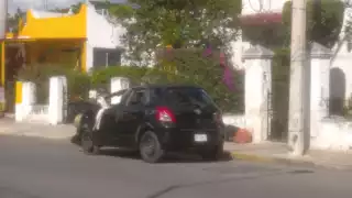 Luego de volcar su automóvil en Mérida una abuelita y su nieto de 15 años resultaron lesionados