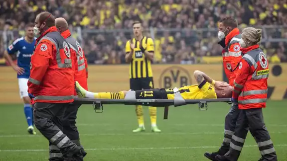 Marco Reus fue retirado en camilla del partido entre Dortmund vs Schalke Marco Reus fue retirado en camilla del partido entre Dortmund vs Schalke