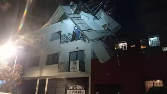 La explosión derribó un techo del roof garden. Foto: Twitter @alfredo_larrosa
