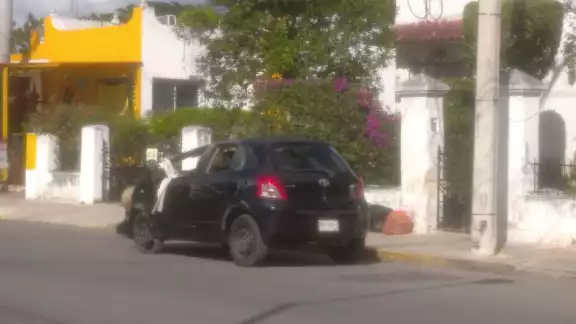 Luego de volcar su automóvil en Mérida una abuelita y su nieto de 15 años resultaron lesionados Luego de volcar su automóvil en Mérida una abuelita y su nieto de 15 años resultaron lesionados