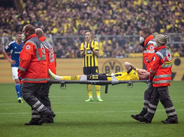 Marco Reus fue retirado en camilla del partido entre  Dortmund vs Schalke