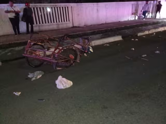 El conductor de un triciclo perdió la vida al pasarse el alto marcado