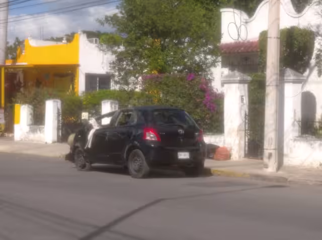 Luego de volcar su automóvil en Mérida una abuelita y su nieto de 15 años resultaron lesionados
