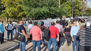 Maestros se manifiestas afuera de la Secretaría de Educación en Quintana Roo