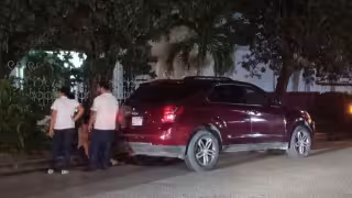 Mujer resulta lesionada al ser impactada por camioneta en cruce de Quintana Roo y Laguna de Bacalar