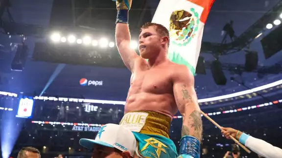 Saúl 'El Canelo' Álvarez vence a Jermell Charlo