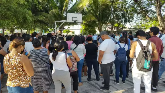 Los papás temen que algún alumno pueda ingresar armas al plantel educativo en Chetumal y pueda causarse un ataque dentro de sus instalaciones Los papás temen que algún alumno pueda ingresar armas al plantel educativo en Chetumal y pueda causarse un ataque dentro de sus instalaciones