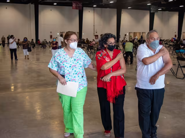 Las sedes de la aplicación del antígeno fueron abarrotadas la mañana de ayer, pero después del mediodía la afluencia bajó, como a lo largo de la semana