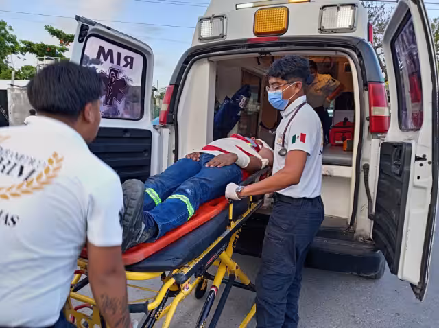 El motociclista lesionado fue atendido por los paramédicos.