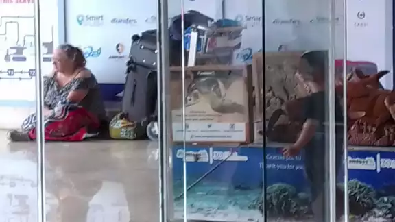 Los prestadores de servicios no tienen claro el día que llegó al Recinto Aéreo y hay días que la han visto desesperada gritando Los prestadores de servicios no tienen claro el día que llegó al Recinto Aéreo y hay días que la han visto desesperada gritando