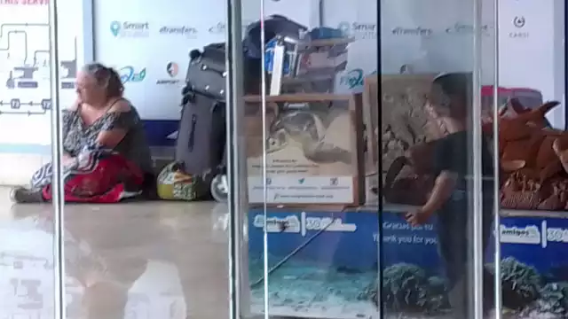 Los prestadores de servicios no tienen claro el día que llegó al Recinto Aéreo y hay días que la han visto desesperada gritando
