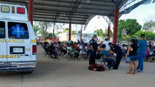 Los adolescentes acudieron a recibir su primera dosis contra el coronavirus en el módulo instalado en el domo de la exestación de ferrocarriles de la localidad