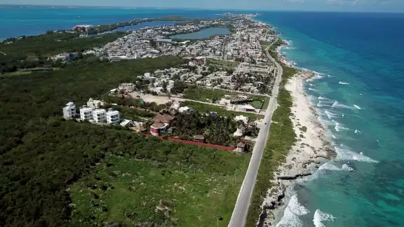 Isla Mujeres es uno de los destino turísticos de la Zona Norte de Quintana Roo, y la primera parte del territorio mexicano que diariamente recibe los primeros rayos del sol Isla Mujeres es uno de los destino turísticos de la Zona Norte de Quintana Roo, y la primera parte del territorio mexicano que diariamente recibe los primeros rayos del sol