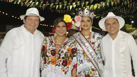 Huacho Díaz Mena y su esposa se sumaron a las parejas de jaraneros Huacho Díaz Mena y su esposa se sumaron a las parejas de jaraneros
