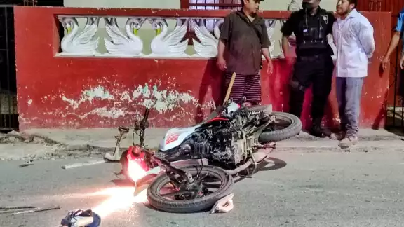 El conducto fue identificado como un albañil, cuyas herramientas quedaron desperdigadas sobre la vía en Peto