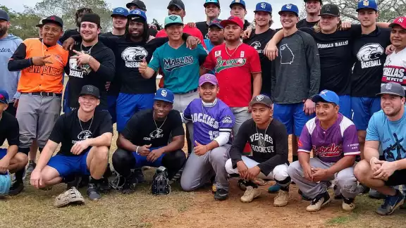 El equipo de universitarios norteamericanos volvió el encuentro amistoso de beisbol con los petuleños una diversión