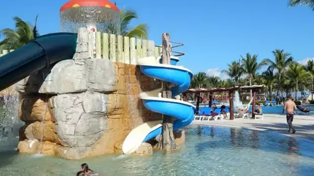 Al parecer, el menor se encontraba en el área de toboganes, desconociéndose hasta el momento qué pudo haber ocurrido. Protección Civil clausuró el área y el juego