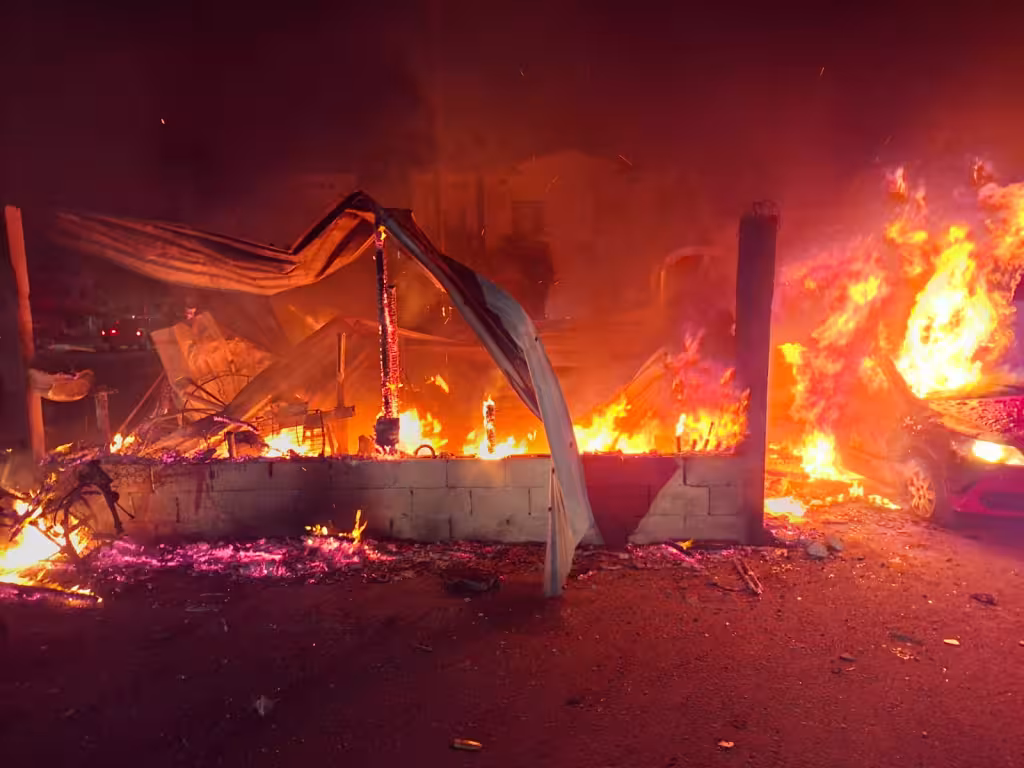 Incendio arrasa puesto ambulante y dos vehículos en Villas Otoch Paraíso