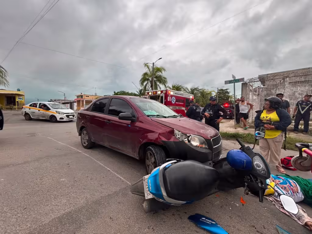 Motociclista termina grave tras ser impactada por un automóvil en Chetumal