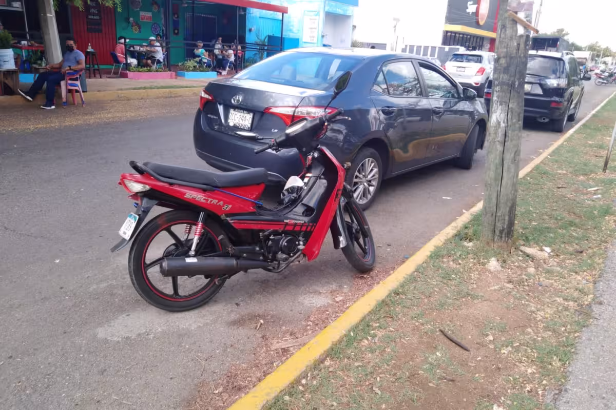 Conductor no respeta señal de alto y embiste a motociclista - PorEsto