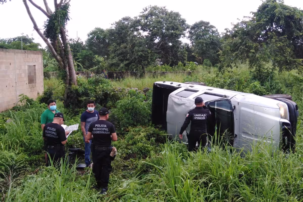Conductor pierde el control de su camioneta y vuelca en la carretera ...