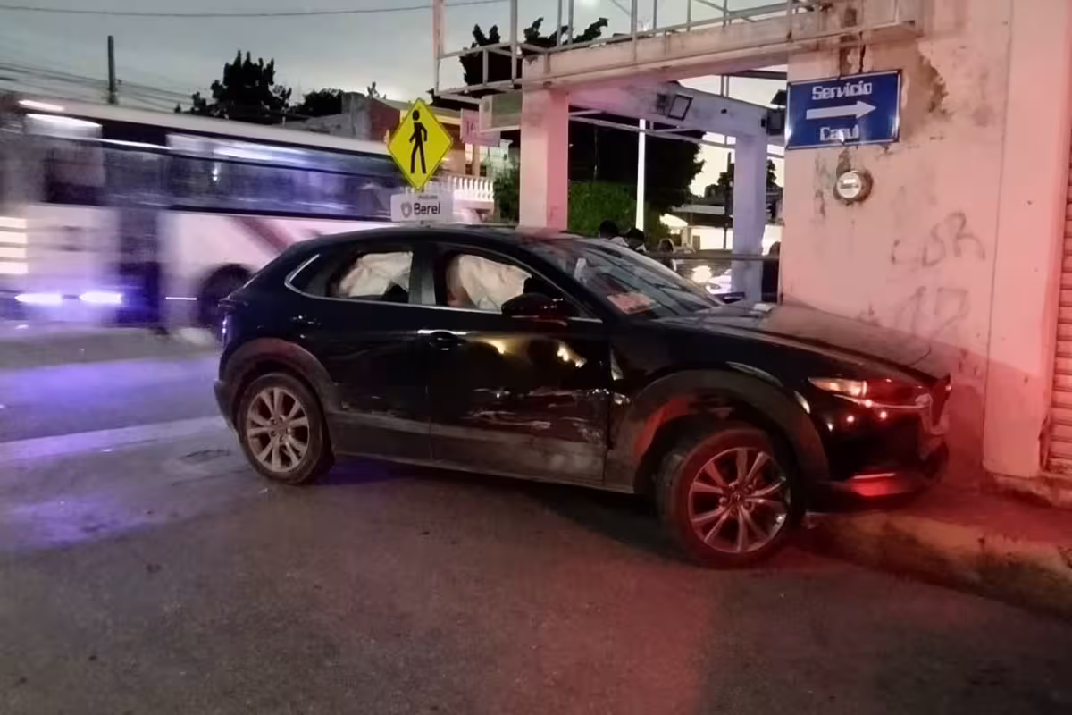 Conductor se vuela el alto y choca contra otro auto en Campeche - PorEsto