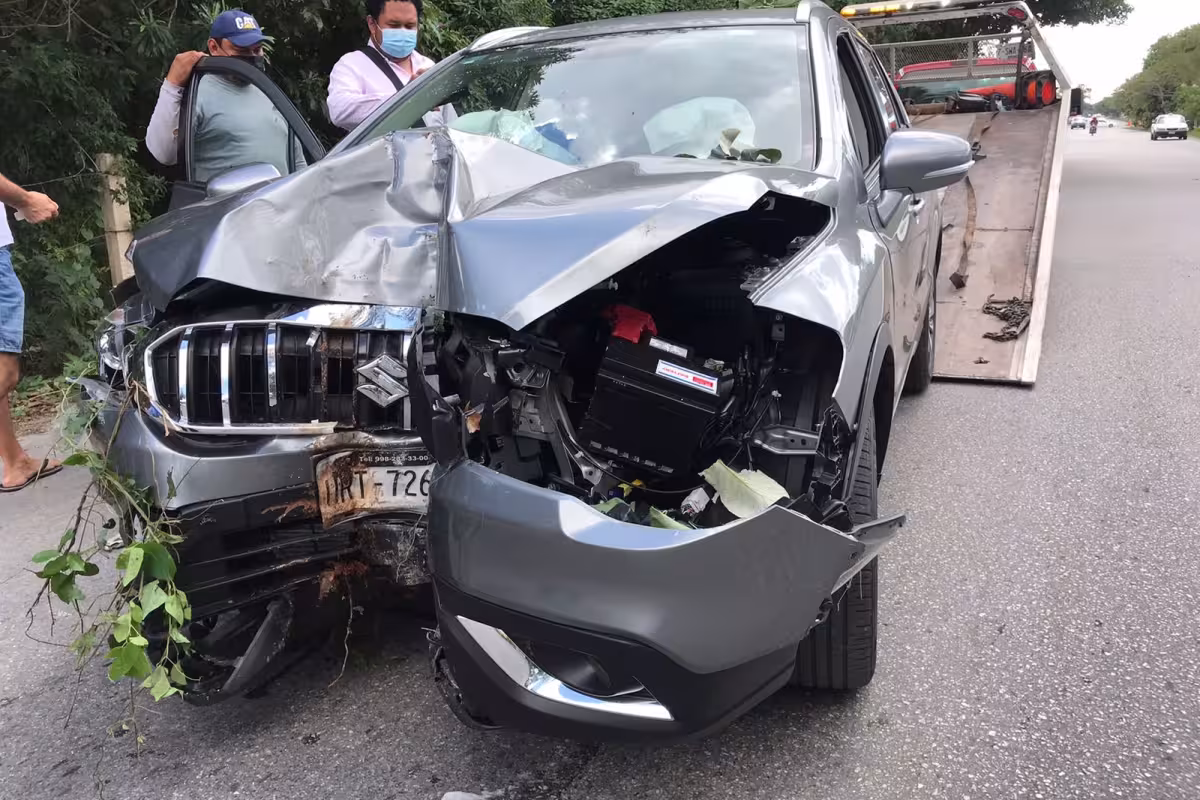 Mujer choca su camioneta de lujo contra un poste en la avenida Chichén ...
