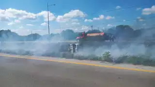 El fuego logró consumir parte del vehículo