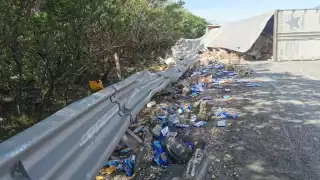 Las galletas de Gamesa quedaron regadas en el puente 'El Zacatal' de Ciudad del Carmen