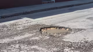 Lluvias reabren enorme bache en Champotón; denuncian reparación deficiente