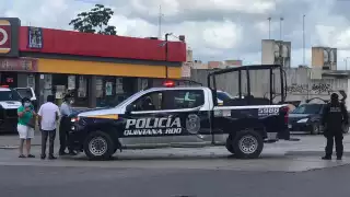 Patrulla de la policía municipal choca taxi en la Supermanzana 254 de Cancún