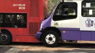 El accidente registrado esta mañana en Paseo de la Reforma entre un metrobus y un autobús dejó como saldo más de 40 personas heridas