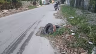 Vecinos colocan llantas para evitar accidentes por drenaje abierto en Escárcega