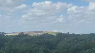 La nube de humo solamente se esparce cerca del incendio