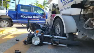 Choque entre pipa de gas y motocicleta deja un lesionado en Ciudad del Carmen
