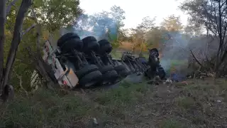 El conductor murió calcinado, ya que no logró salir del tráiler