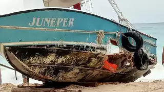 Embarcación arrastrada por los fuertes oleajes
