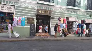 Yucatecos caminan por las calles de Mérida con el uso del cubrebocas