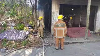 Elementos del Cuerpo de Bomberos fueron alertados cerca las 3:30 del fuego que se extendía
