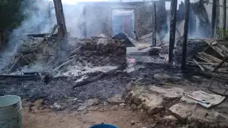 Pirotecnia incendia y destruye casa de adultos mayores  en Hopelchén