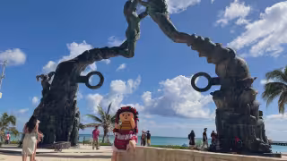 'Lele' se fotografió junto a la escultura de la Plaza Fundadores de Playa del Carmen, en la Quinta Avenida