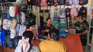 Fabricantes de uniformes alistan uniformes para el regreso a clases