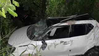 El vehículo fue puesto a disposición del Ministerio Público, luego de que bomberos y uniformados viales lo sacaran del manglar