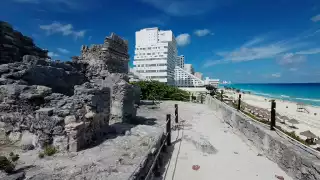 La zona arqueológica de Yamil Lu'um se localiza dentro de lops terrenos del hotel Park Royal Cancún, y tiene vista frente al mar